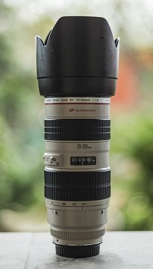 Image of a 70 to 200mm telephoto lens, sitting on a table